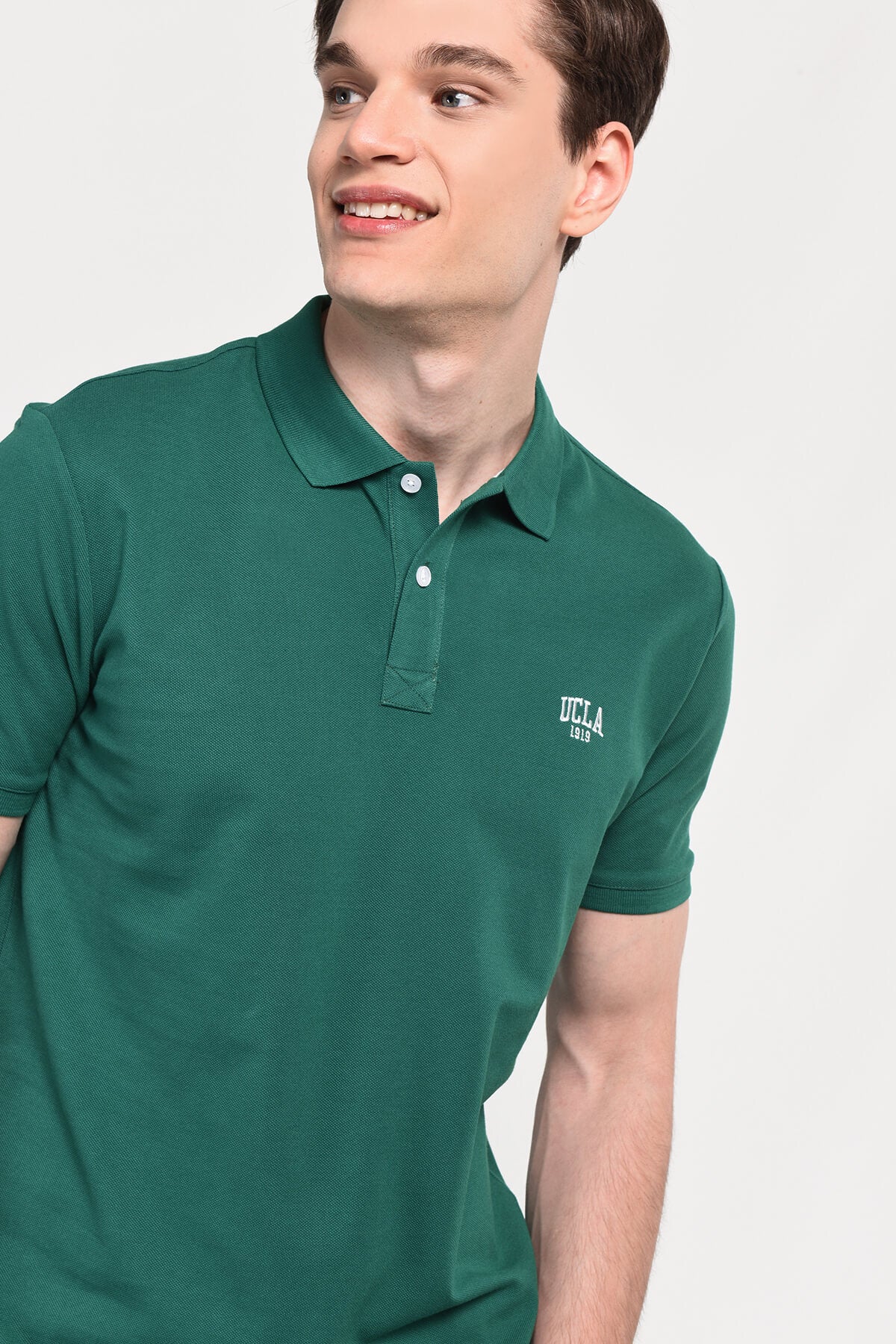 UCLA Tricou cu guler si nasturi, regular fit, logo brodat discret, Verde, LAKES