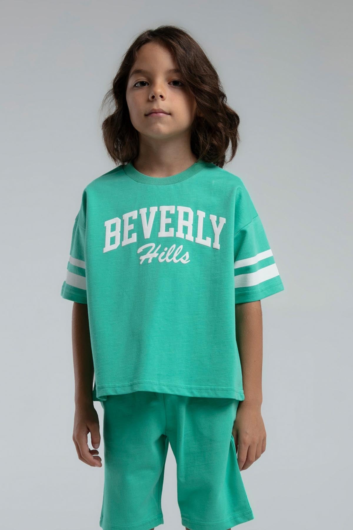 Set doua piese cu tricou si pantaloni scurti, pentru baieti, decolteu la baza gatului si model