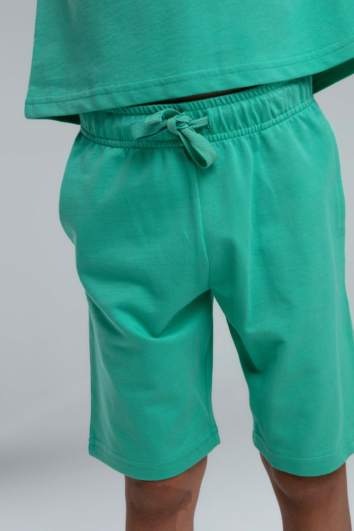 Set doua piese cu tricou si pantaloni scurti, pentru baieti, decolteu la baza gatului si model