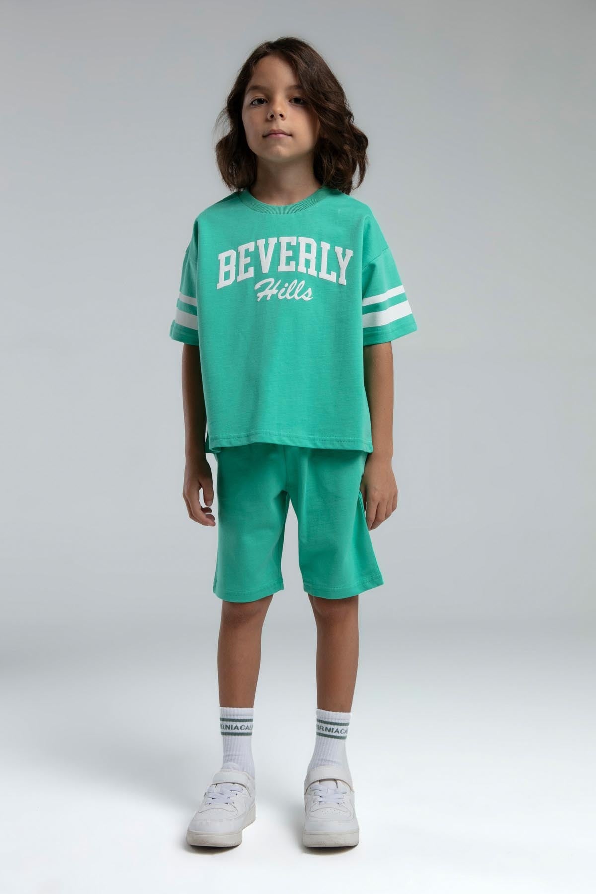 Set doua piese cu tricou si pantaloni scurti, pentru baieti, decolteu la baza gatului si model