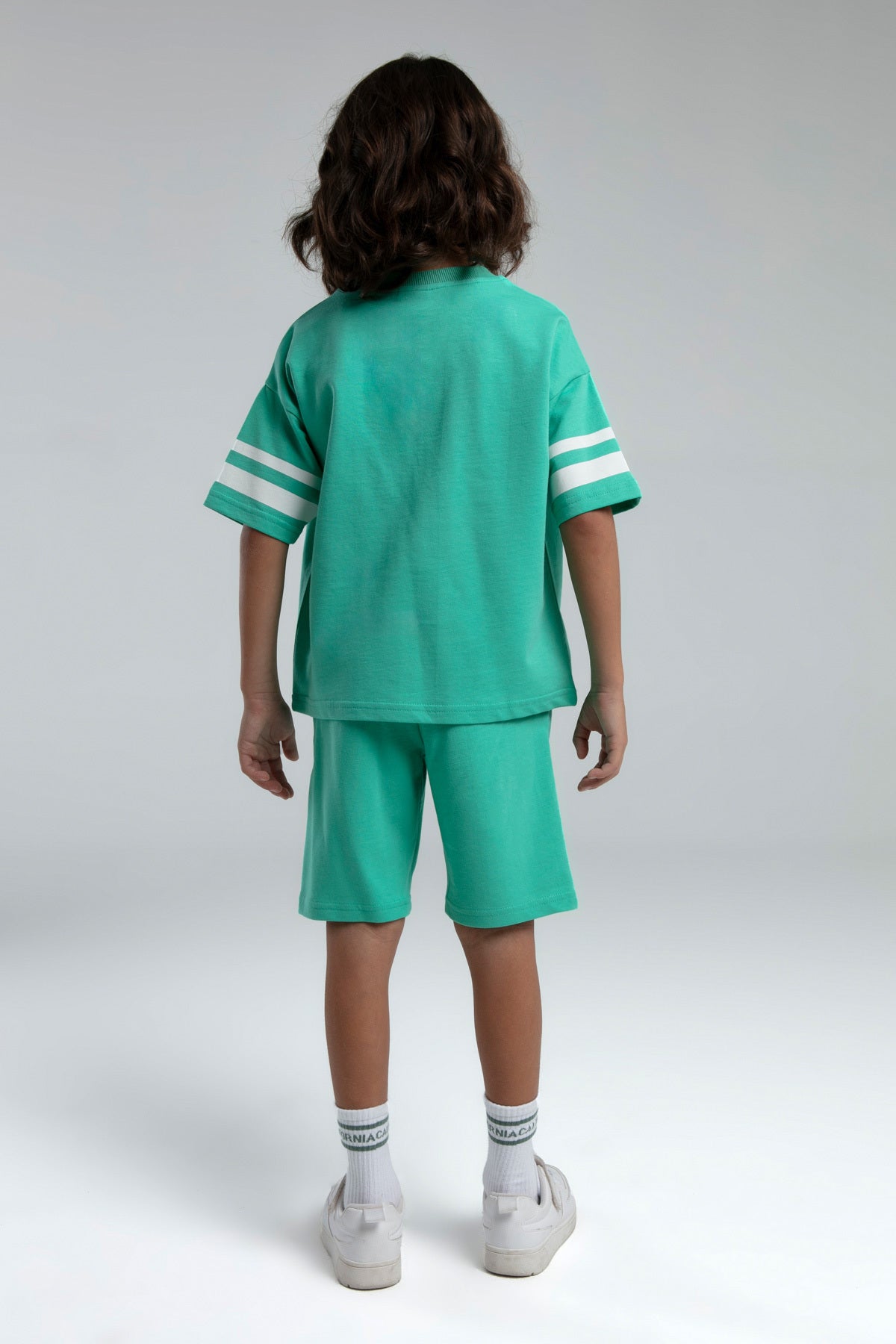 Set doua piese cu tricou si pantaloni scurti, pentru baieti, decolteu la baza gatului si model