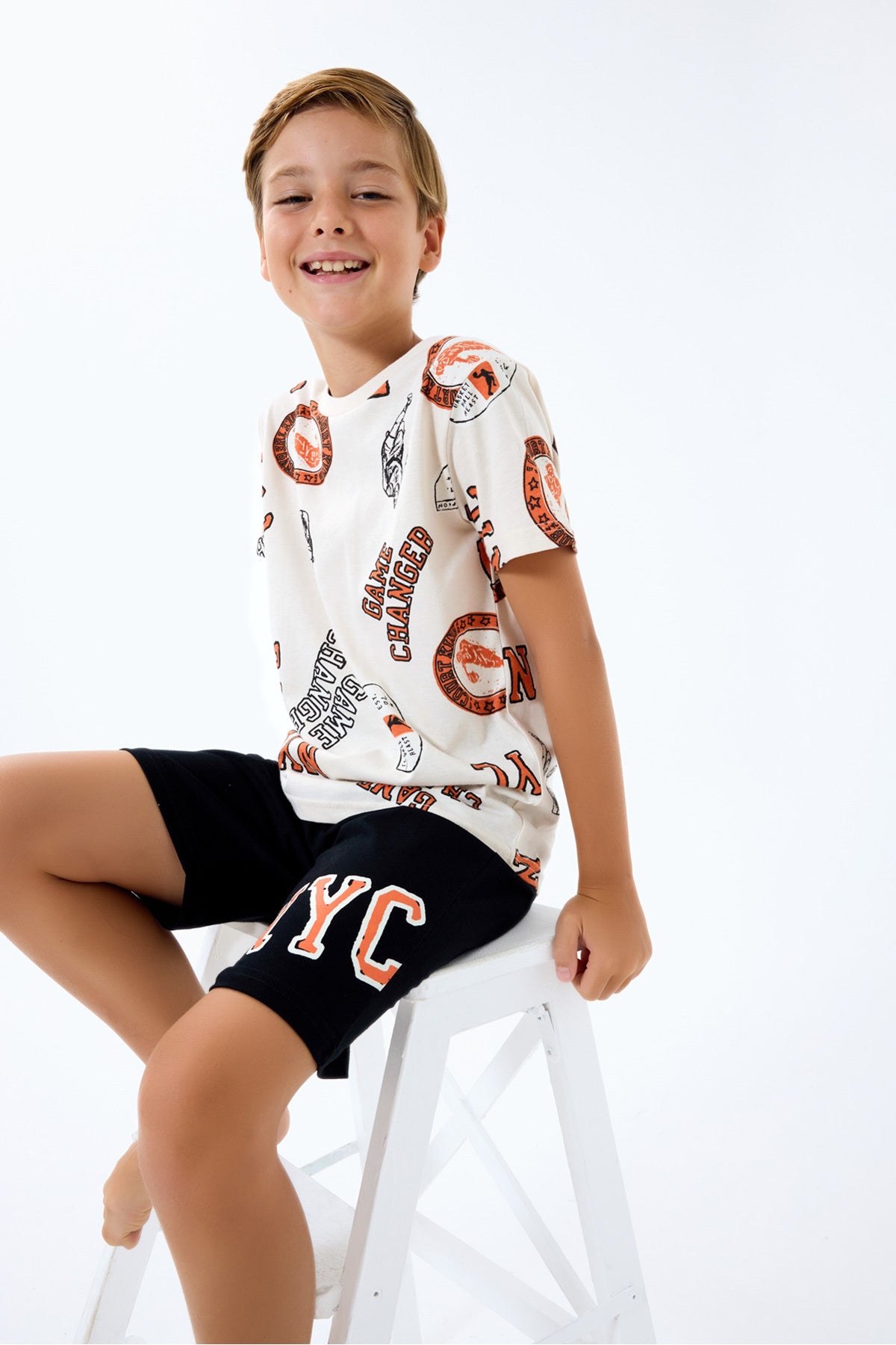 Set doua piese cu tricou si pantaloni scurti, pentru baieti, decolteu la baza gatului si model, Bej