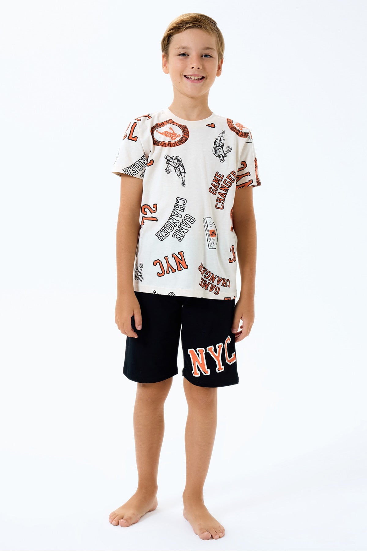 Set doua piese cu tricou si pantaloni scurti, pentru baieti, decolteu la baza gatului si model, Bej