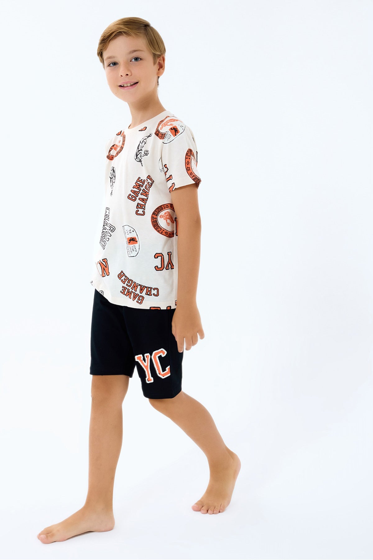 Set doua piese cu tricou si pantaloni scurti, pentru baieti, decolteu la baza gatului si model, Bej