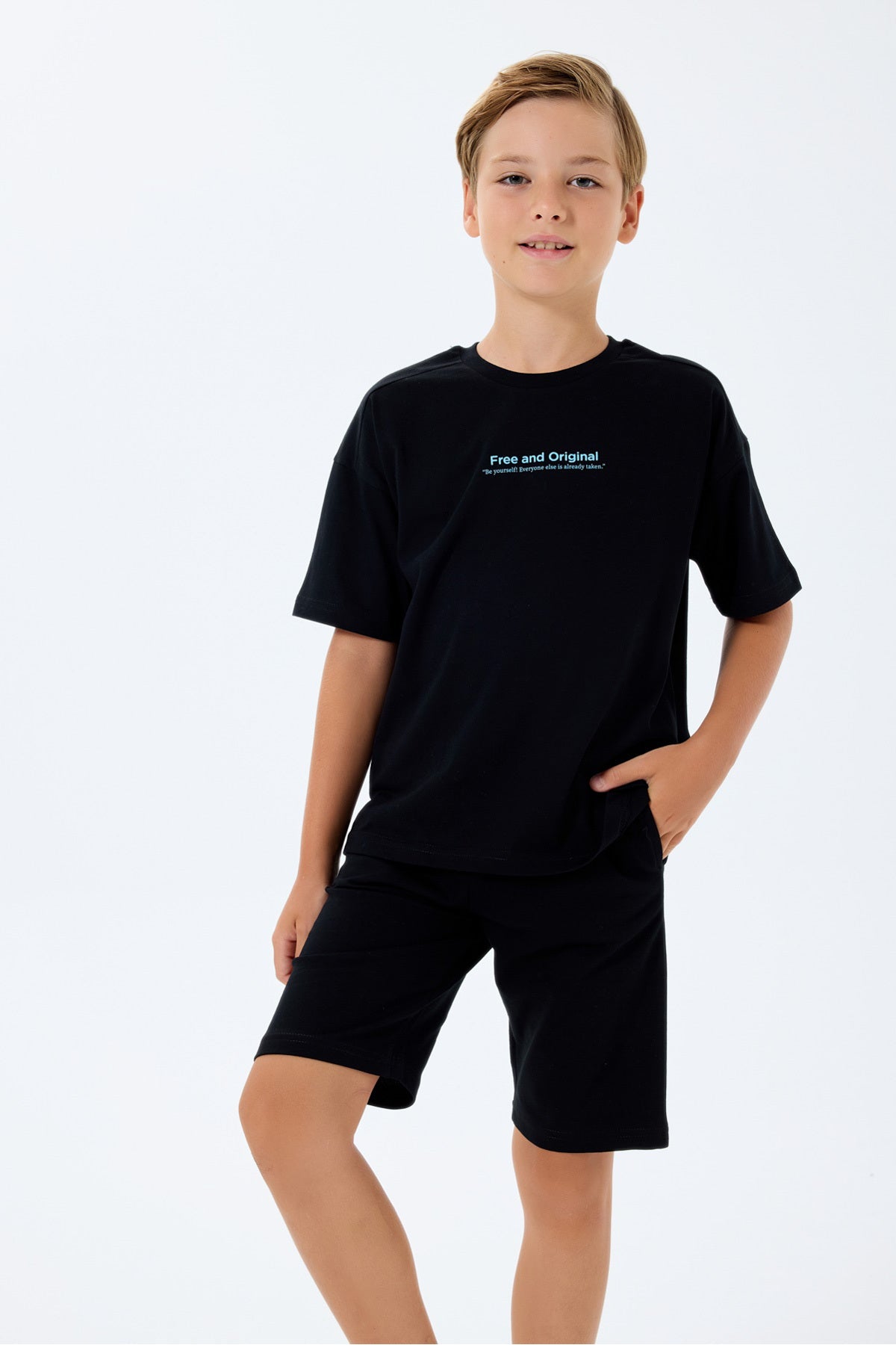 Set doua piese cu tricou si pantaloni scurti, pentru baieti