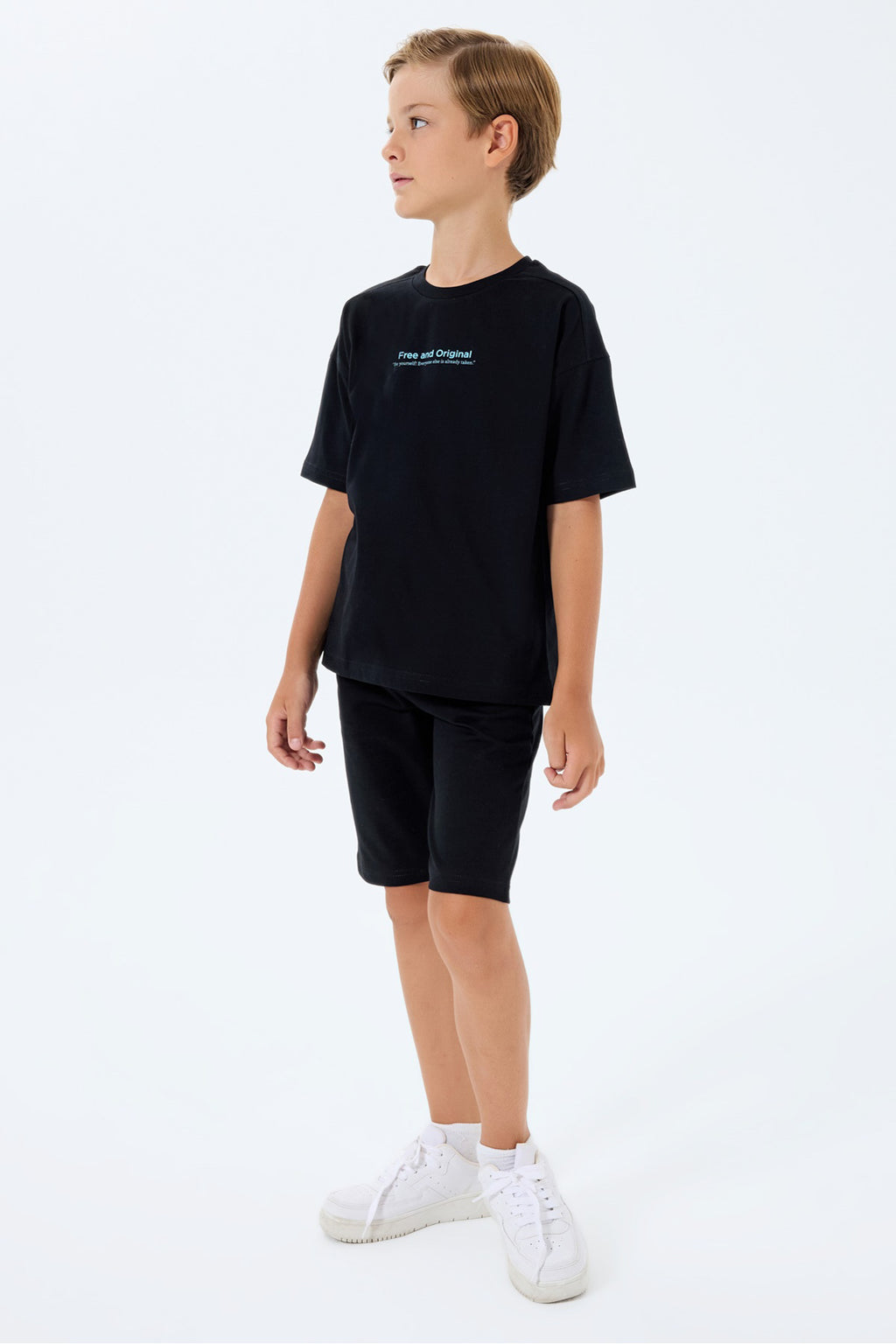 Set doua piese cu tricou si pantaloni scurti, pentru baieti