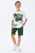 Set doua piese cu tricou si pantaloni scurti, pentru baieti, decolteu la baza gatului si model, Alb