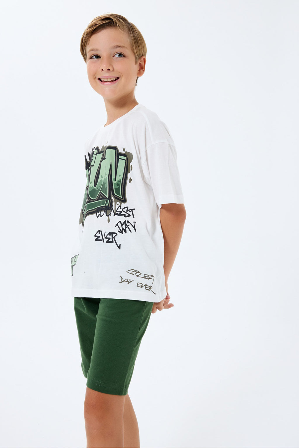 Set doua piese cu tricou si pantaloni scurti, pentru baieti, decolteu la baza gatului si model, Alb