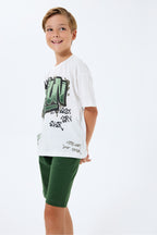 Set doua piese cu tricou si pantaloni scurti, pentru baieti, decolteu la baza gatului si model, Alb