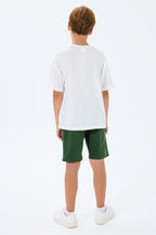 Set doua piese cu tricou si pantaloni scurti, pentru baieti, decolteu la baza gatului si model, Alb