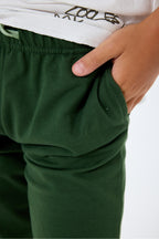 Set doua piese cu tricou si pantaloni scurti, pentru baieti, decolteu la baza gatului si model, Alb