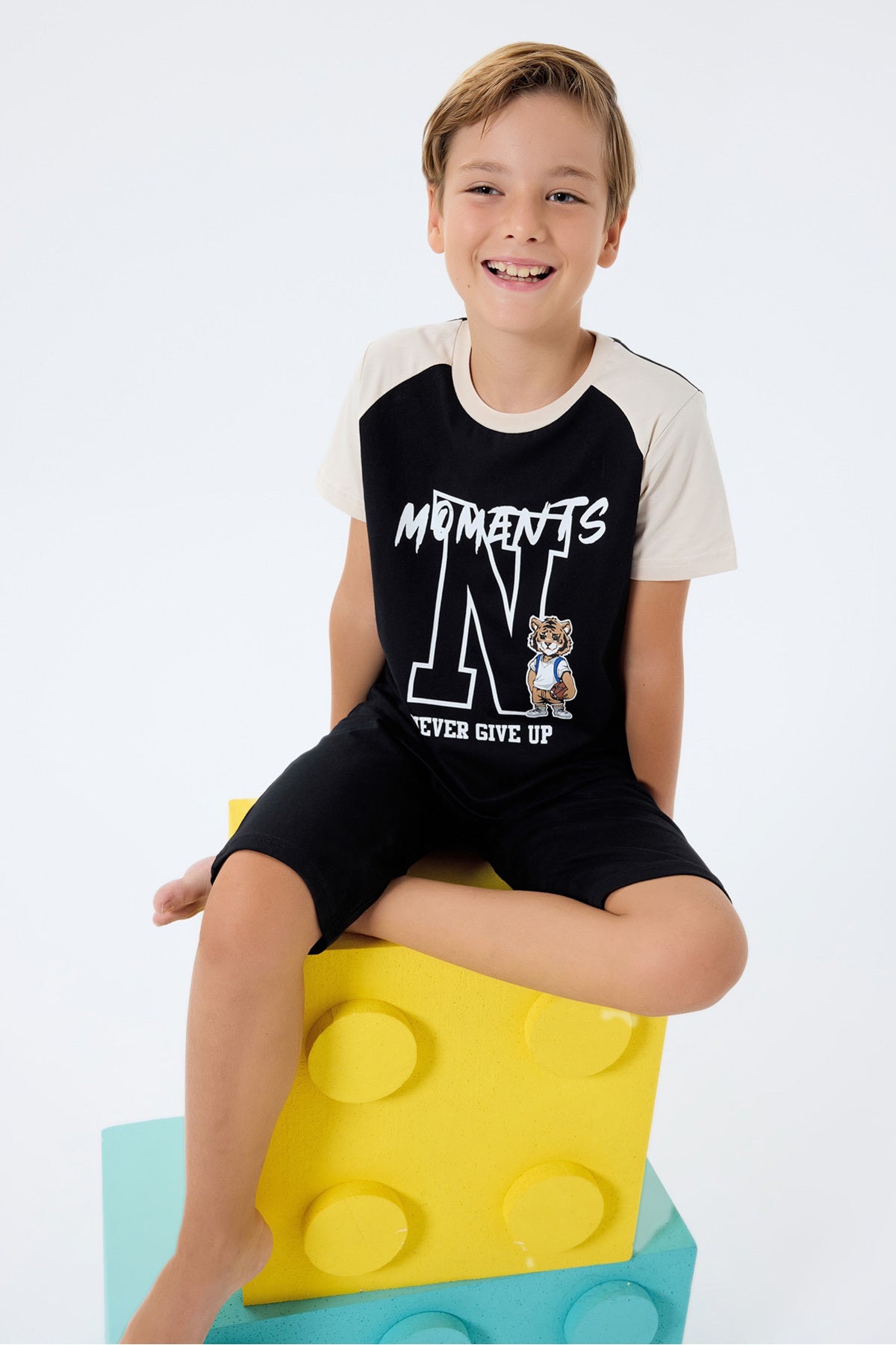 Set doua piese cu tricou si pantaloni scurti, pentru baieti, decolteu la baza gatului si model, Negru
