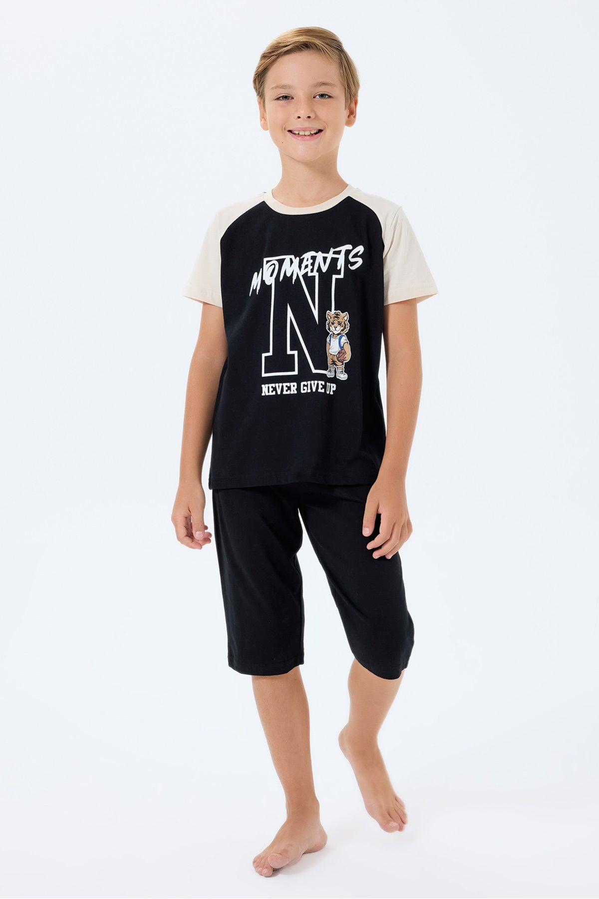 Set doua piese cu tricou si pantaloni scurti, pentru baieti, decolteu la baza gatului si model, Negru