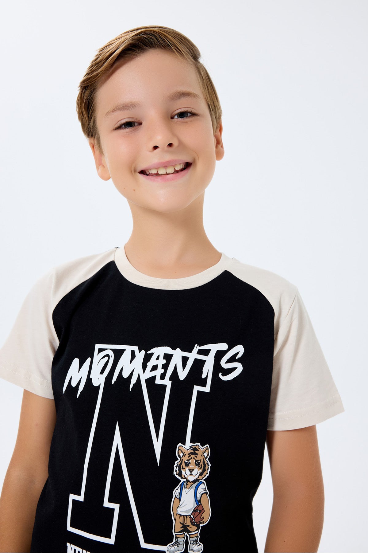Set doua piese cu tricou si pantaloni scurti, pentru baieti, decolteu la baza gatului si model, Negru