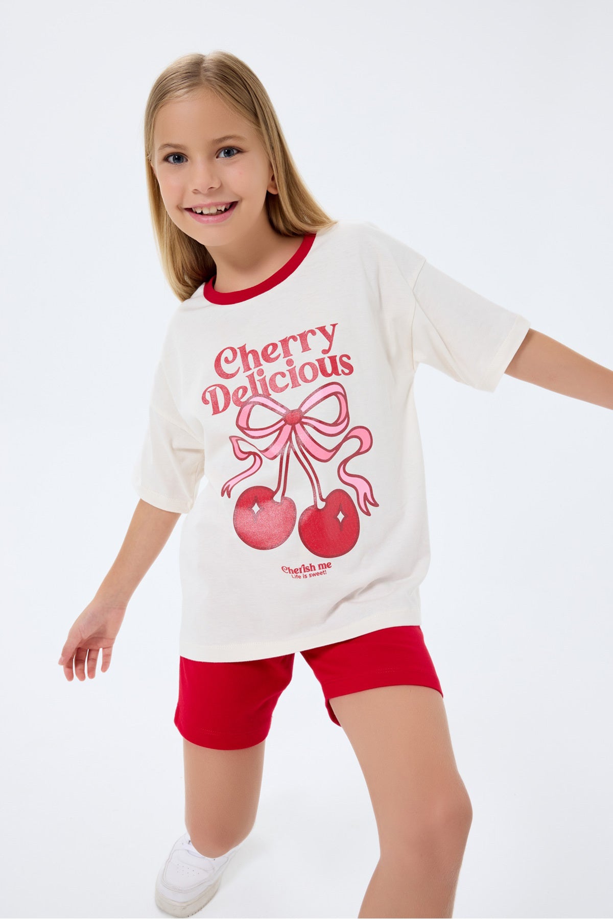 Set doua piese cu tricou si pantaloni scurti, cu decolteu la baza gatului si model, Alb