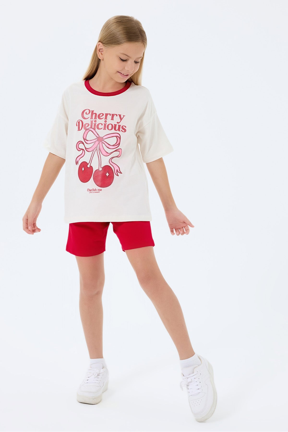 Set doua piese cu tricou si pantaloni scurti, cu decolteu la baza gatului si model, Alb