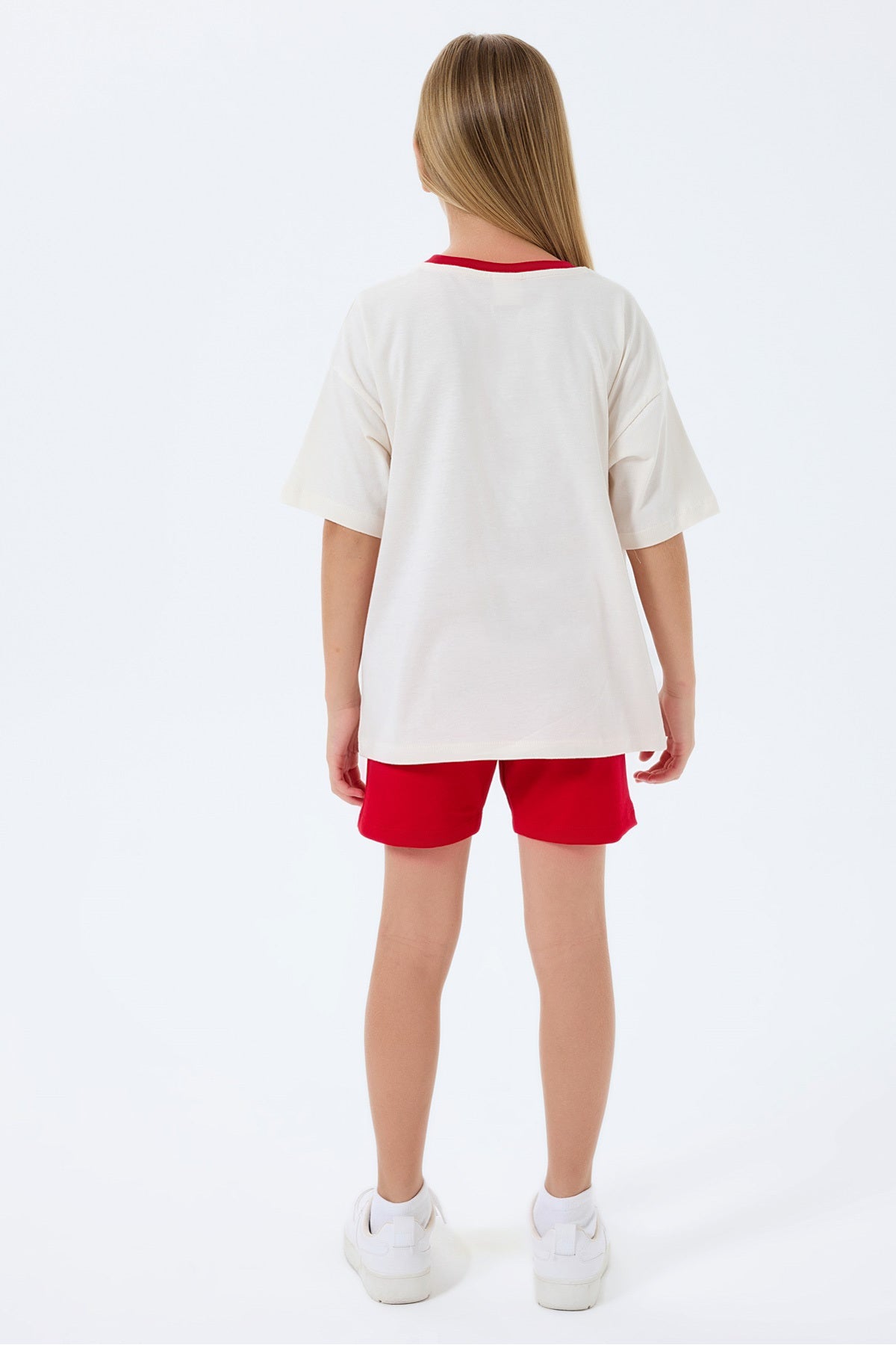 Set doua piese cu tricou si pantaloni scurti, cu decolteu la baza gatului si model, Alb