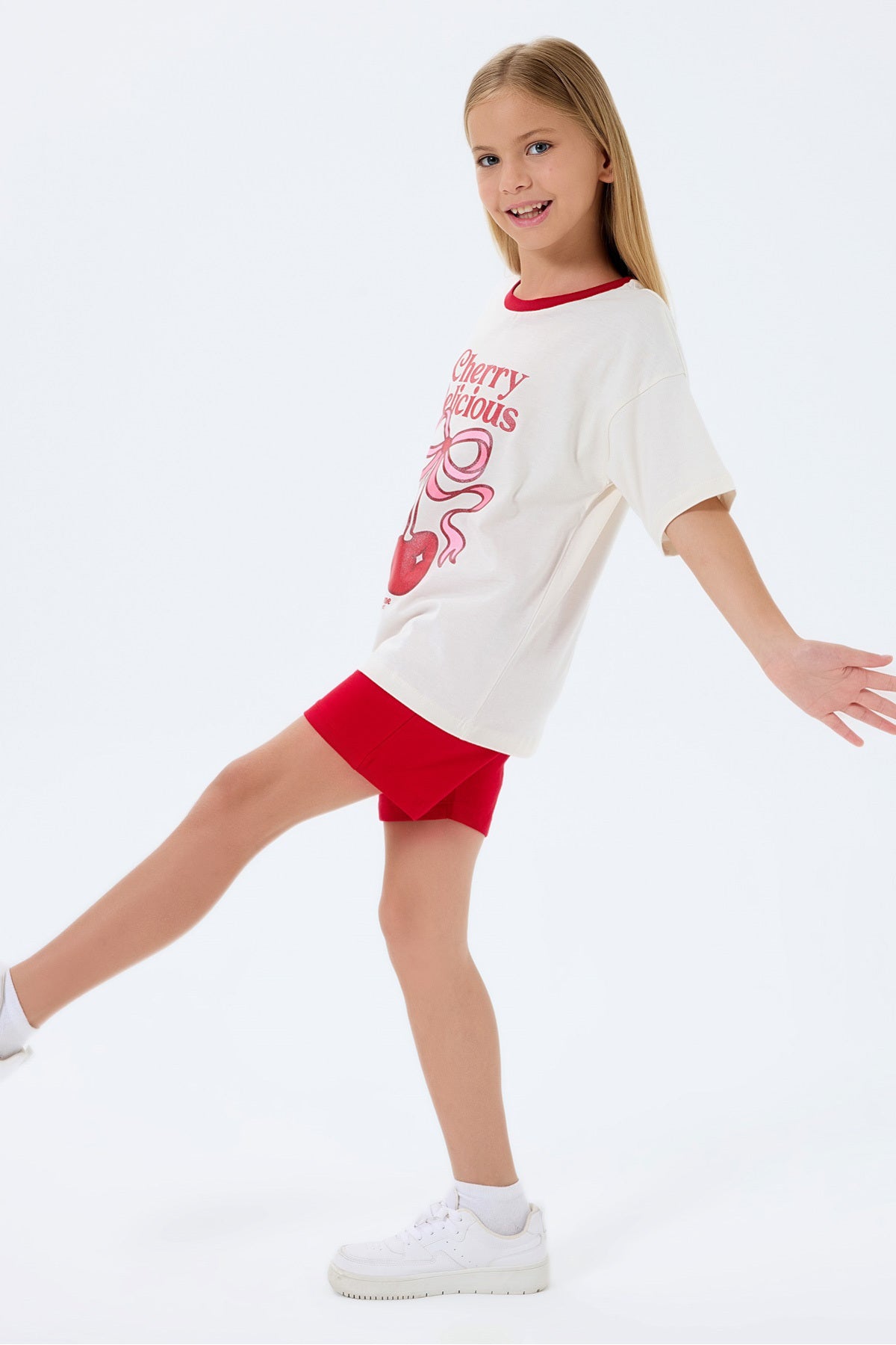 Set doua piese cu tricou si pantaloni scurti, cu decolteu la baza gatului si model, Alb