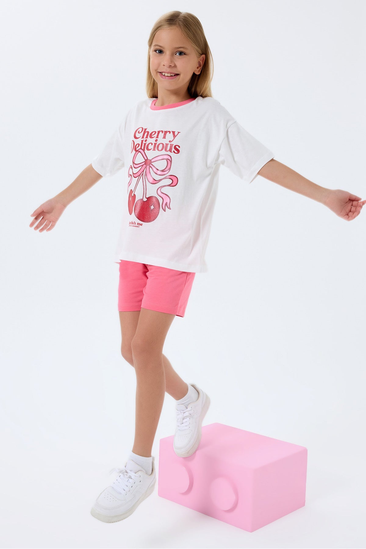 Set doua piese cu tricou si pantaloni scurti, cu decolteu la baza gatului si model, Alb