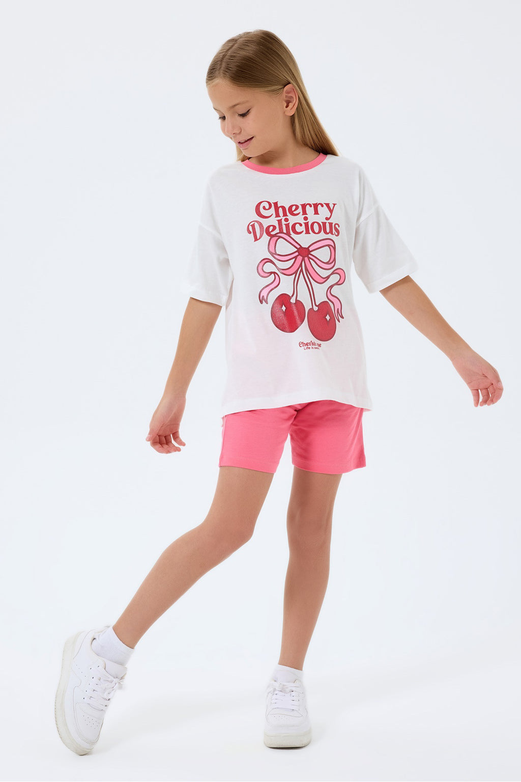 Set doua piese cu tricou si pantaloni scurti, cu decolteu la baza gatului si model, Alb