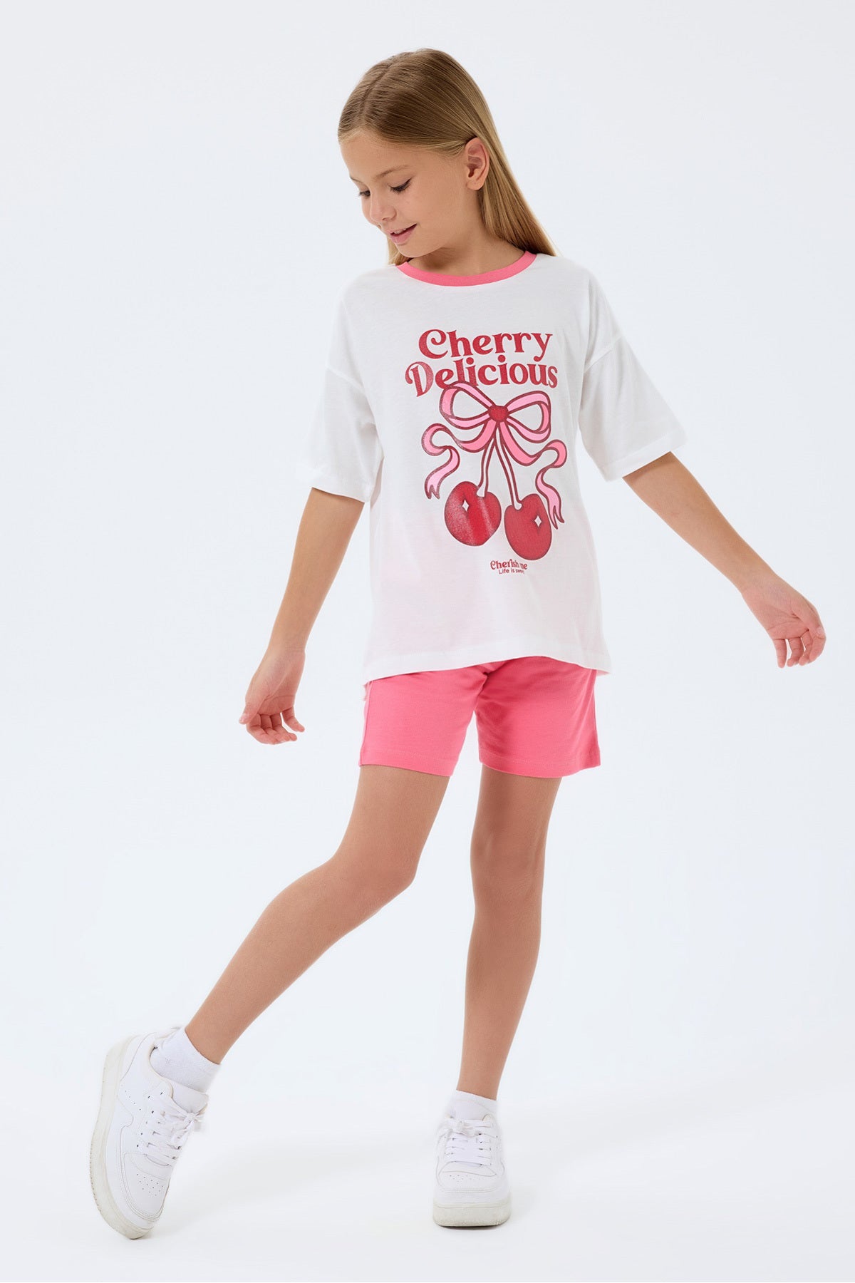 Set doua piese cu tricou si pantaloni scurti, cu decolteu la baza gatului si model, Alb