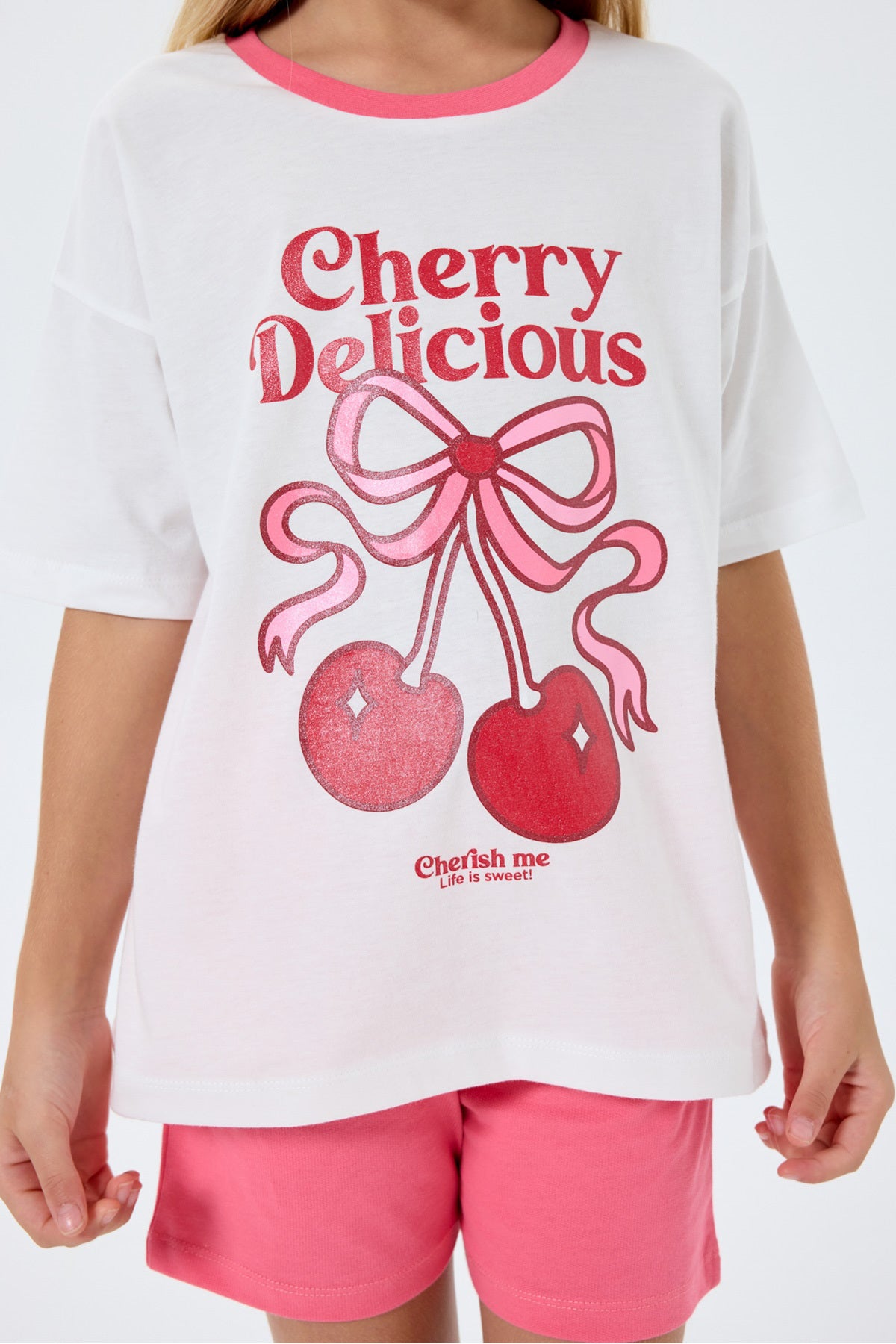 Set doua piese cu tricou si pantaloni scurti, cu decolteu la baza gatului si model, Alb