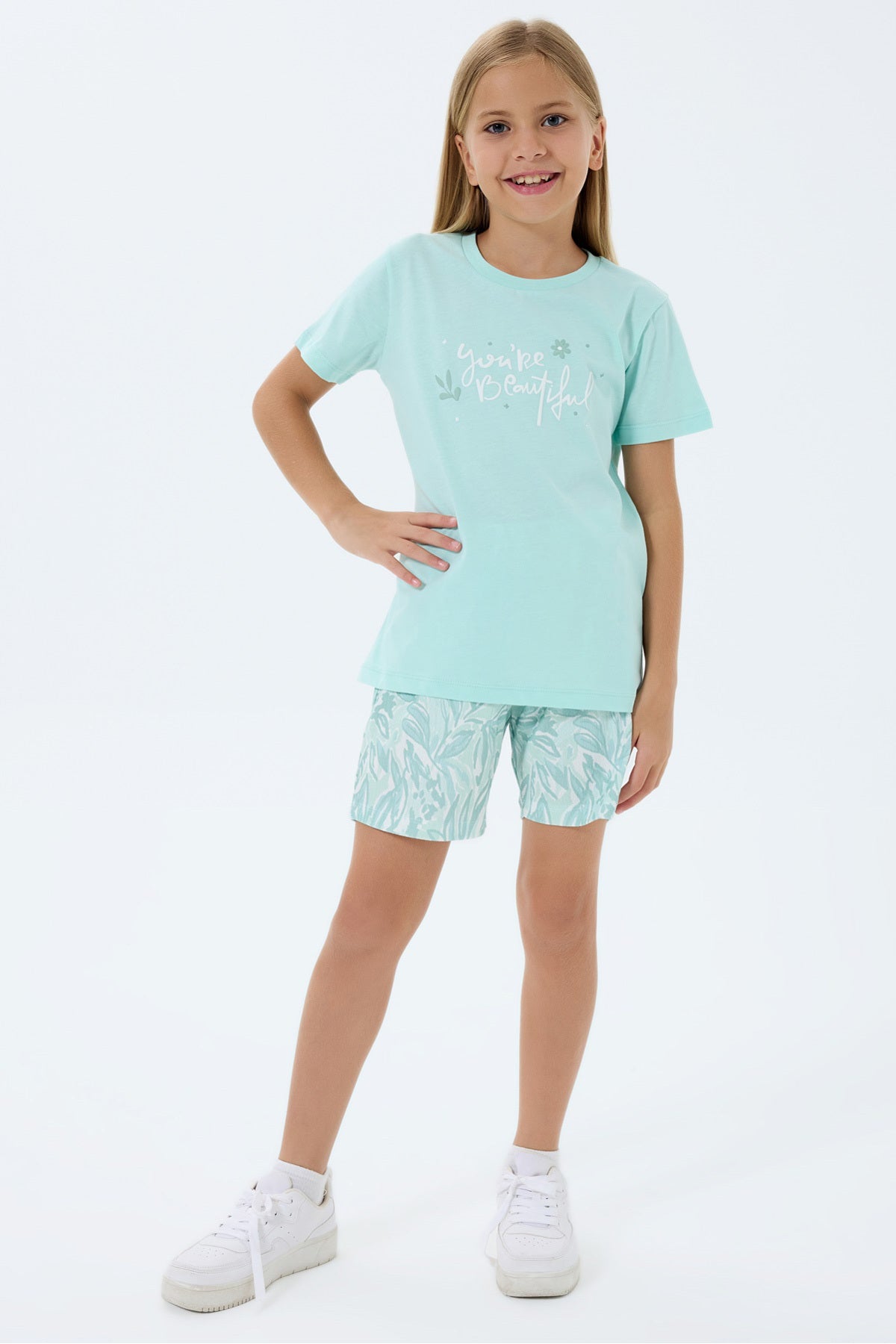 Set doua piese cu tricou si pantaloni scurti, cu decolteu la baza gatului si model