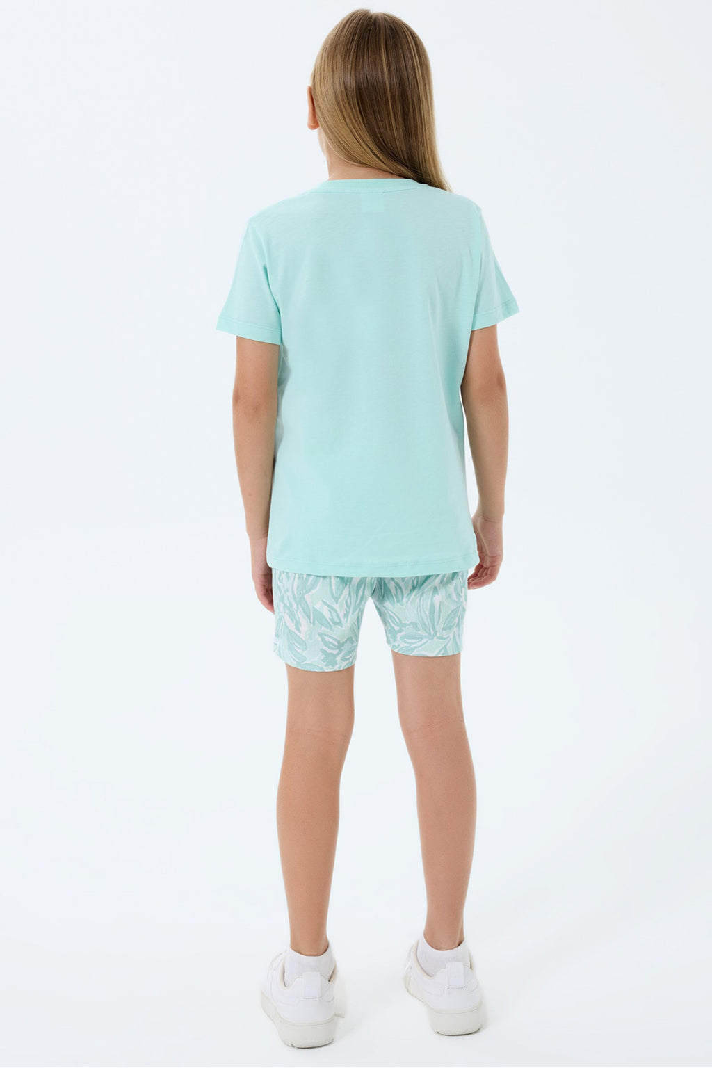 Set doua piese cu tricou si pantaloni scurti, cu decolteu la baza gatului si model