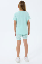 Set doua piese cu tricou si pantaloni scurti, cu decolteu la baza gatului si model