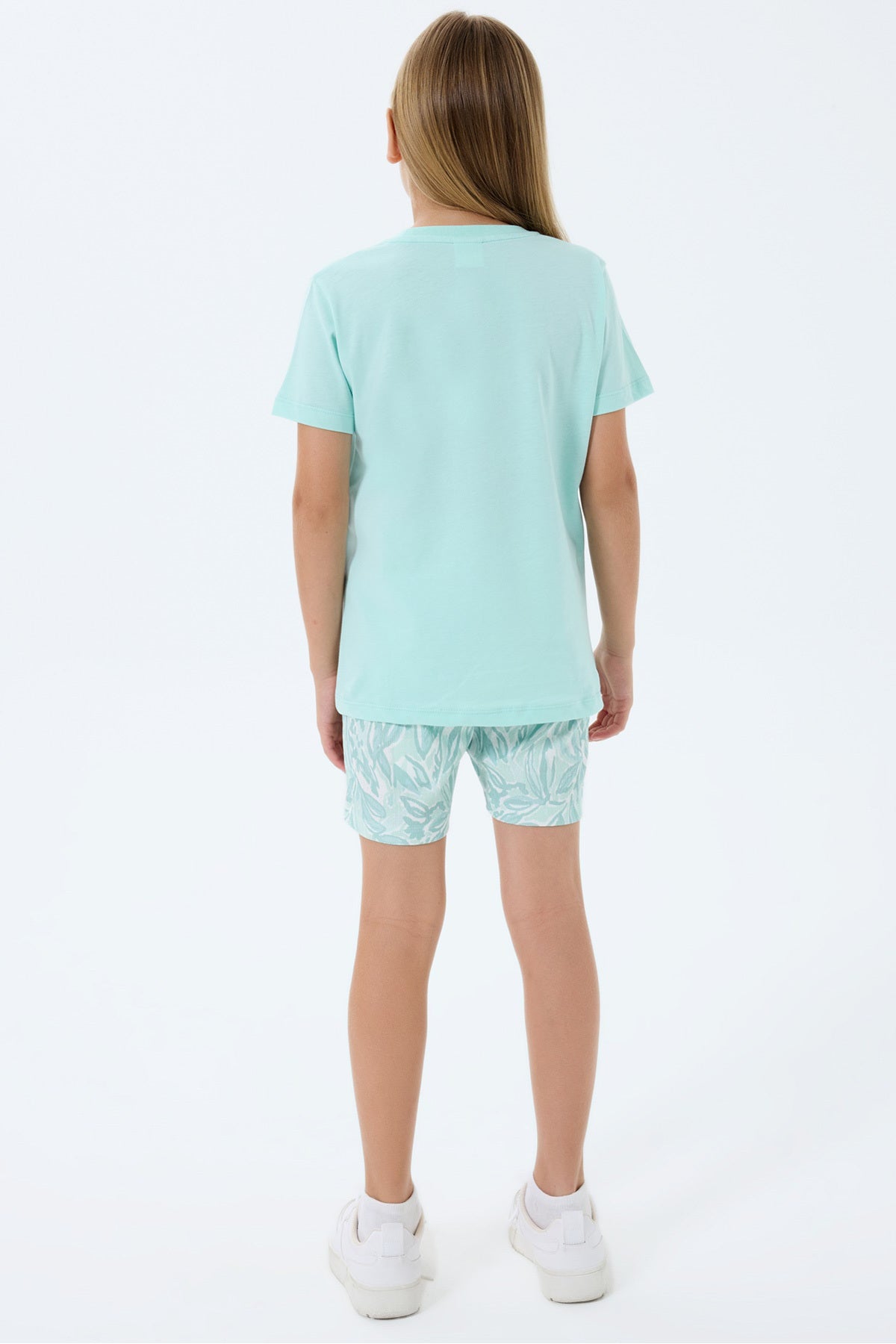 Set doua piese cu tricou si pantaloni scurti, cu decolteu la baza gatului si model