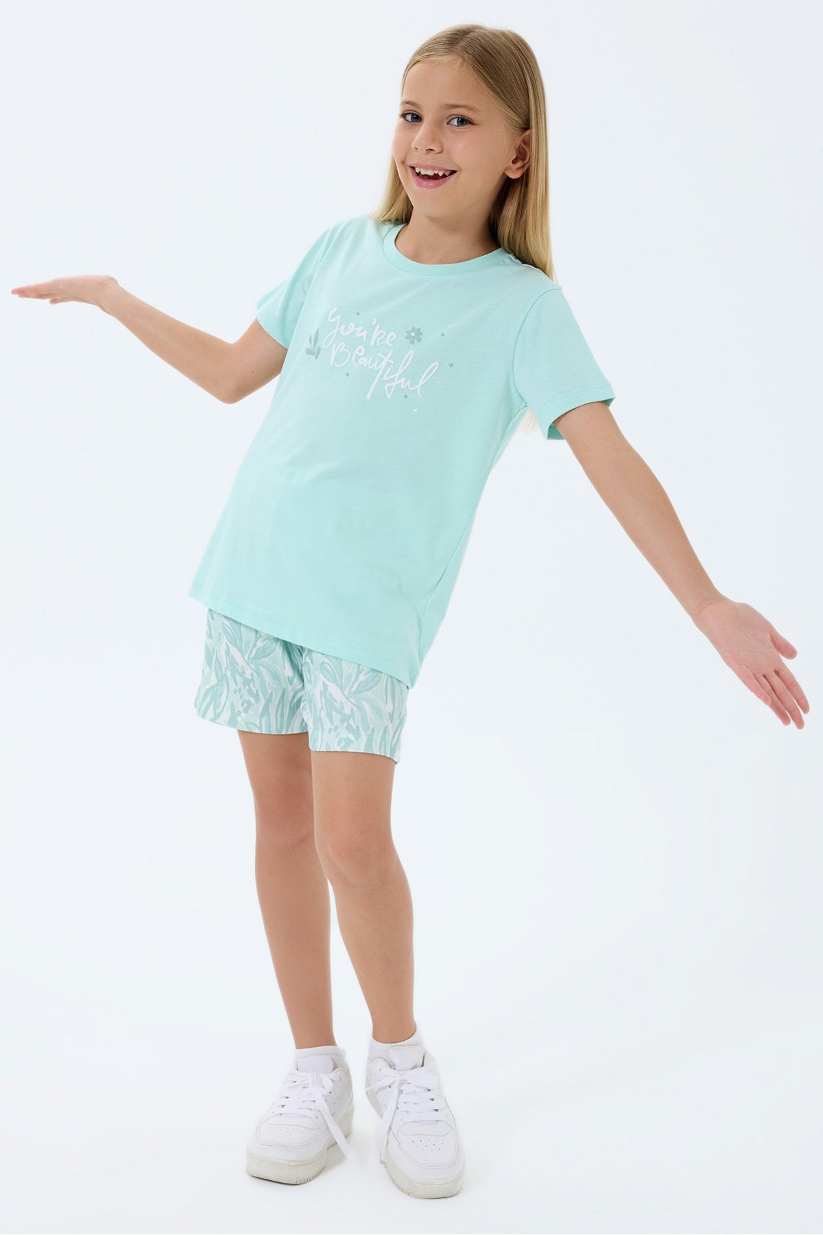 Set doua piese cu tricou si pantaloni scurti, cu decolteu la baza gatului si model