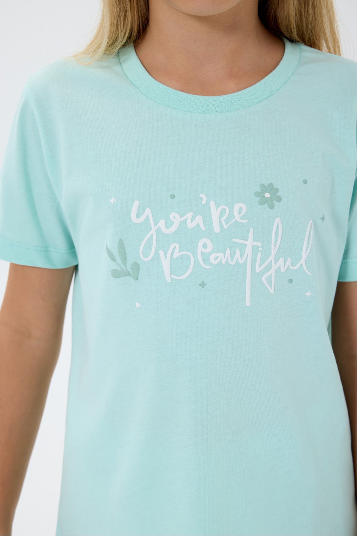 Set doua piese cu tricou si pantaloni scurti, cu decolteu la baza gatului si model