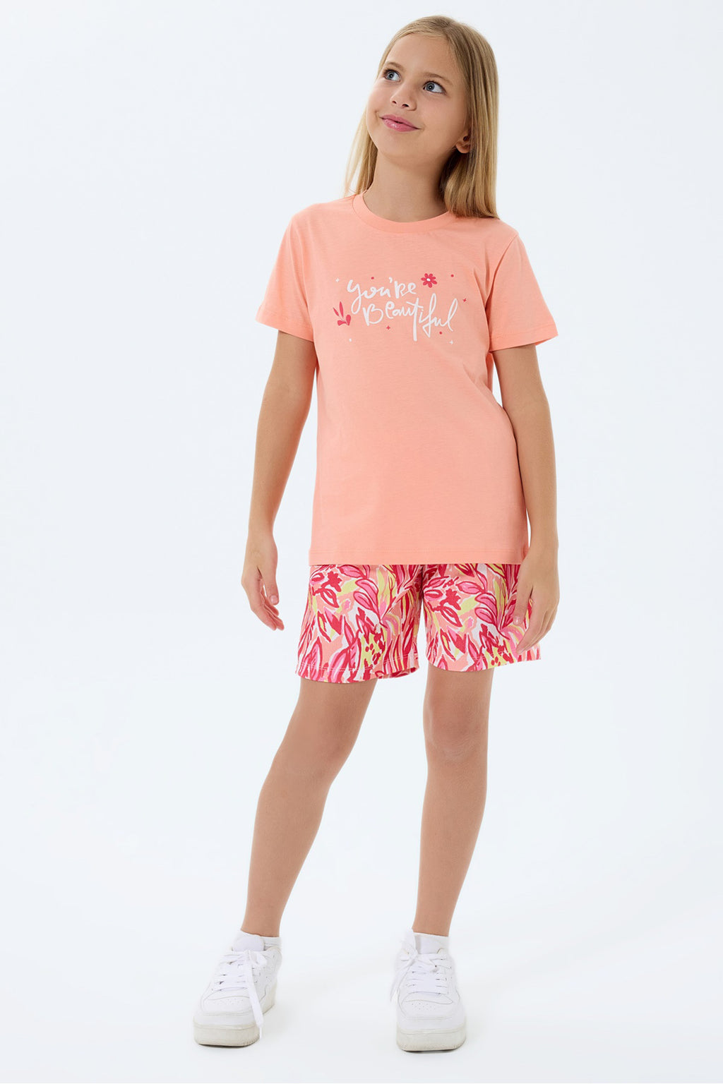 Set doua piese cu tricou si pantaloni scurti, cu decolteu la baza gatului si model