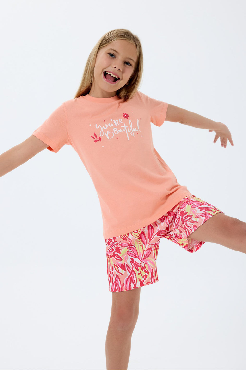 Set doua piese cu tricou si pantaloni scurti, cu decolteu la baza gatului si model