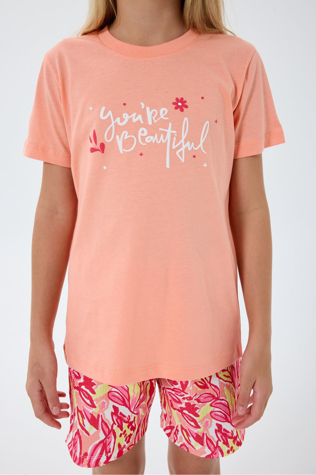 Set doua piese cu tricou si pantaloni scurti, cu decolteu la baza gatului si model