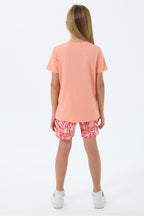 Set doua piese cu tricou si pantaloni scurti, cu decolteu la baza gatului si model
