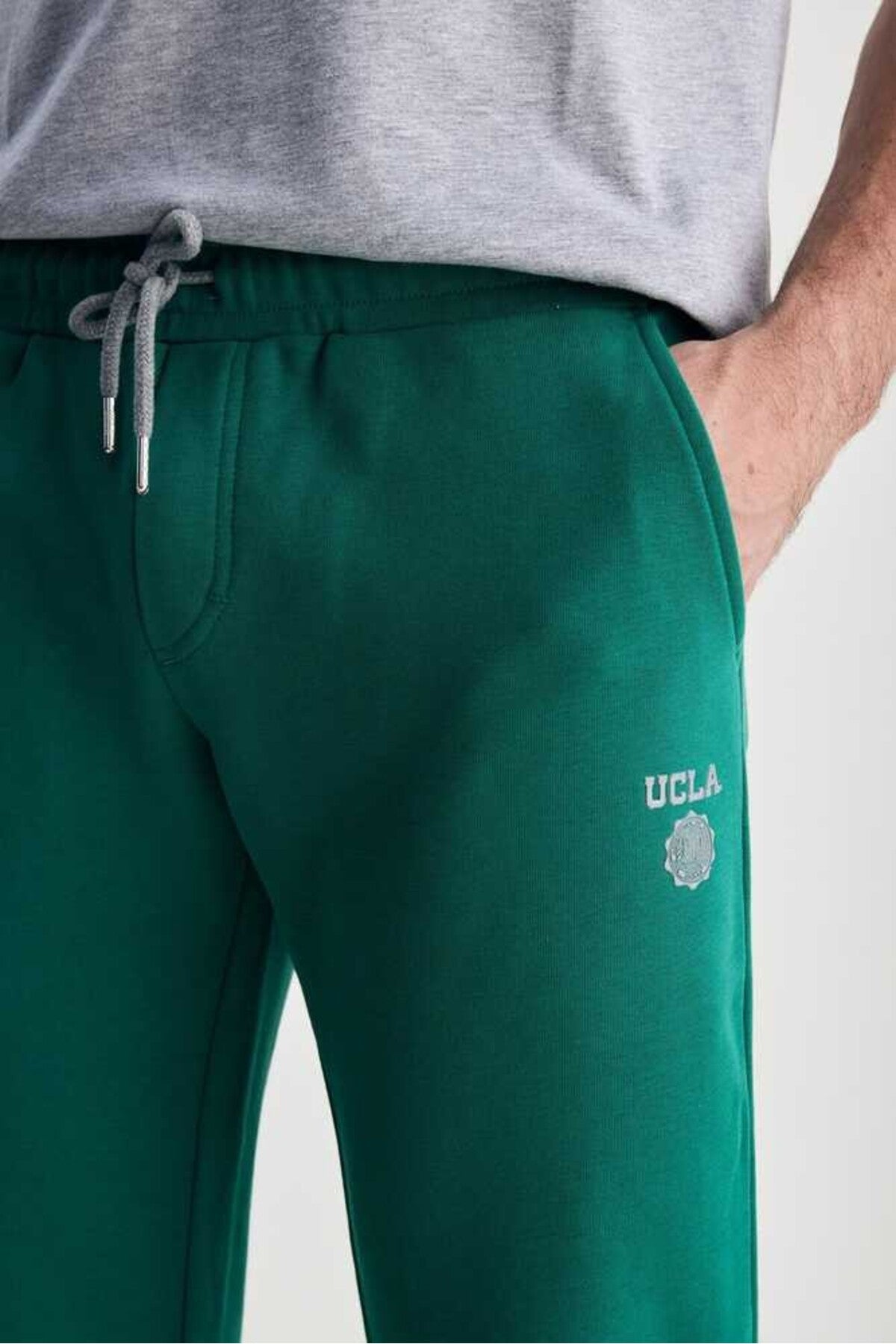 UCLA Pantaloni de trening cu elastic si snur in talie, buzunare laterale