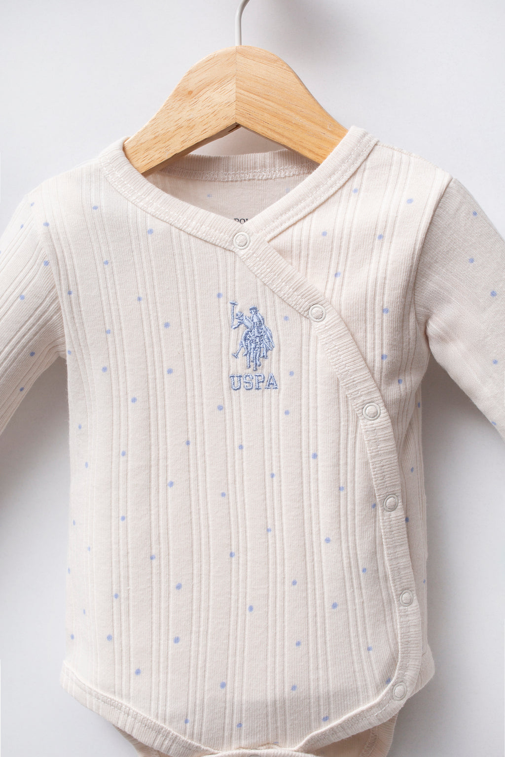 U.S. Polo Assn. Set patru piese cu caciula, pantaloni, body si salopeta, Alb