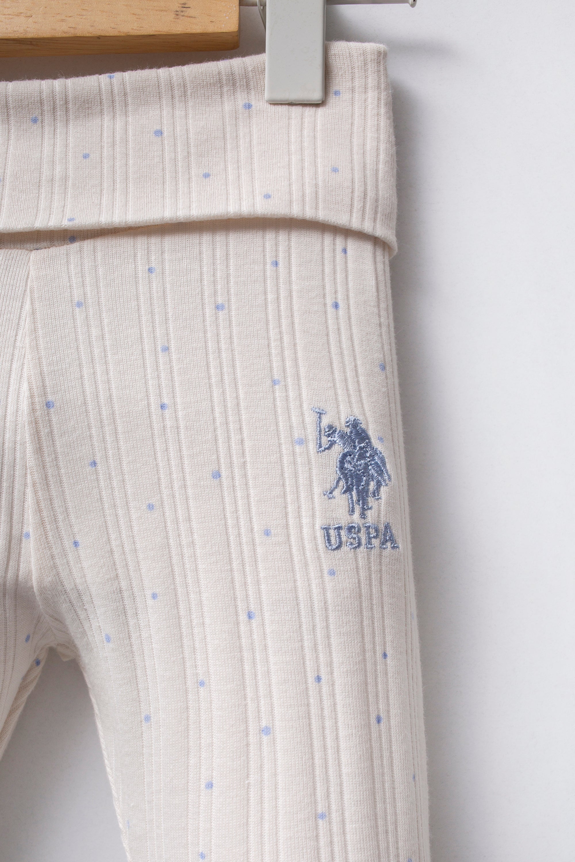 U.S. Polo Assn. Set patru piese cu caciula, pantaloni, body si salopeta, Alb
