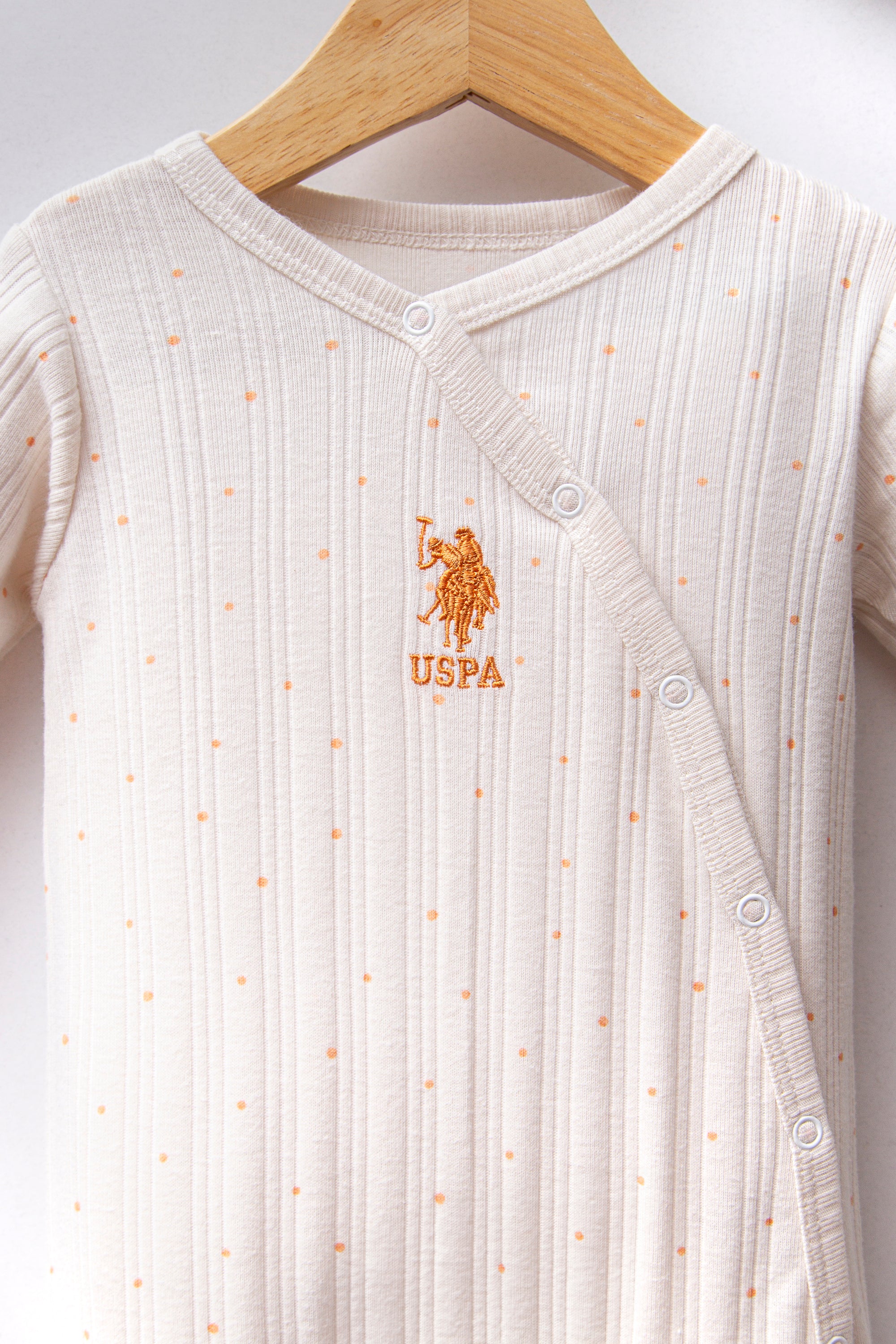 U.S. Polo Assn. Set patru piese cu caciula, pantaloni, body si salopeta, Alb
