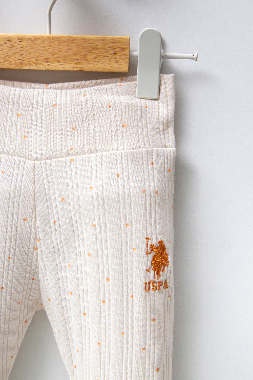 U.S. Polo Assn. Set patru piese cu caciula, pantaloni, body si salopeta, Alb