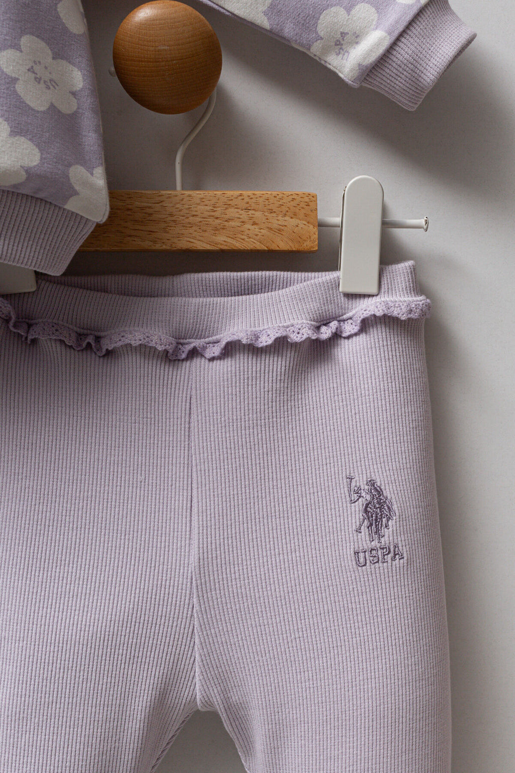 U.S. Polo Assn., Set de bluza de trening cu model floral si pantaloni uni, 2 piese, Alb, Violet deschis, 98 CM