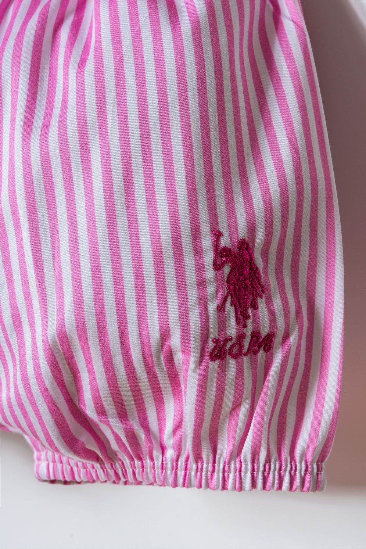 U.S. Polo Assn., Set de tricou si pantaloni scurti cu imprimeu cu dungi