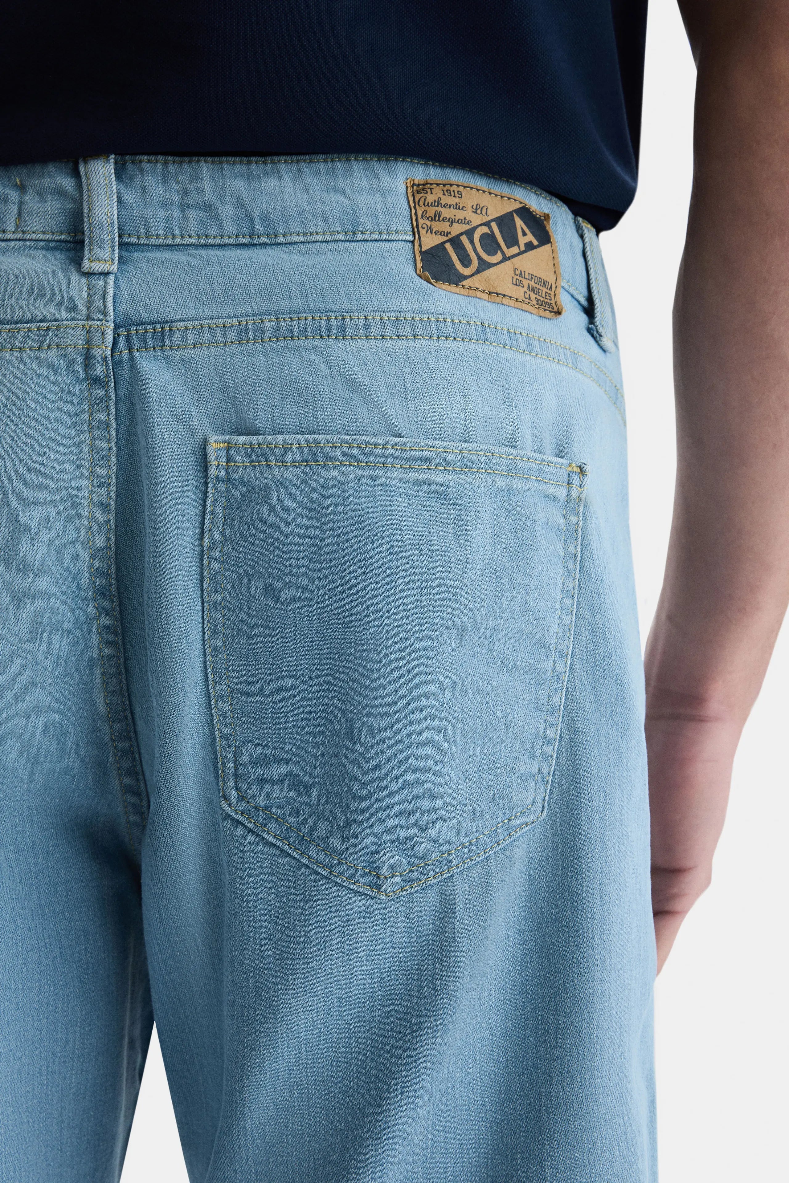 UCLA Pantaloni scurti cu snur si banda elastica in talie, buzunare laterale si imprimeu cu logo discret, LIGHT WASH, DARREL