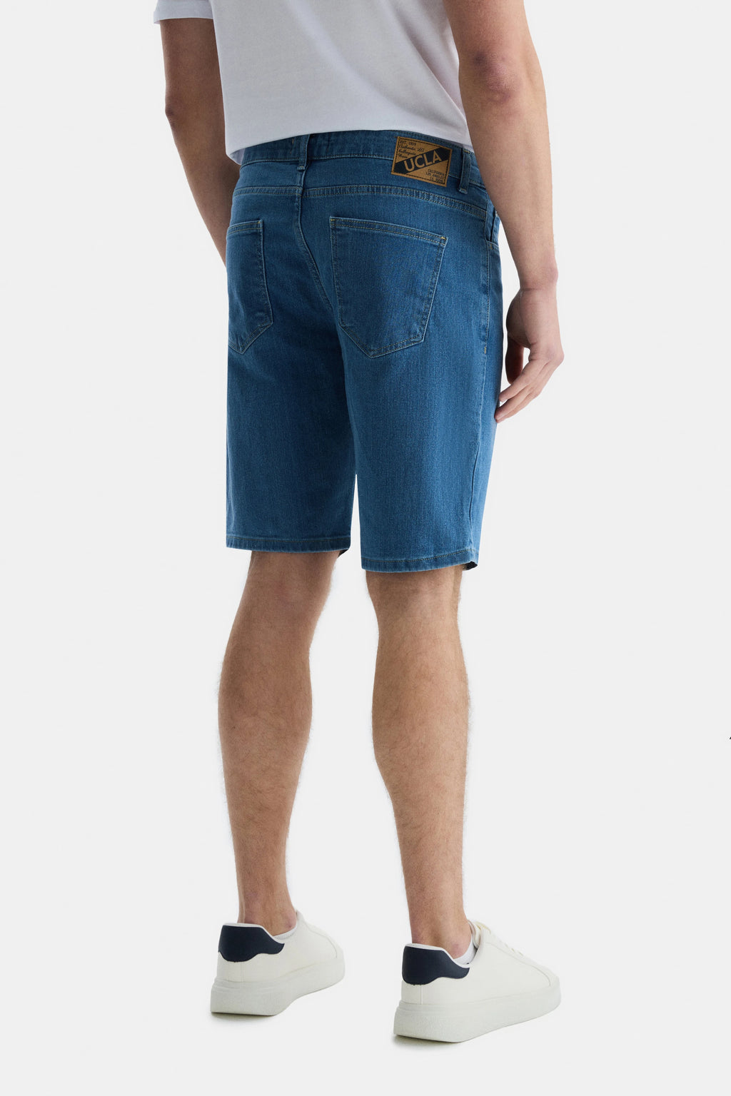 UCLA Pantaloni scurti cu snur si banda elastica in talie, buzunare laterale si imprimeu cu logo discret, MEDIUM WASH, DARREL