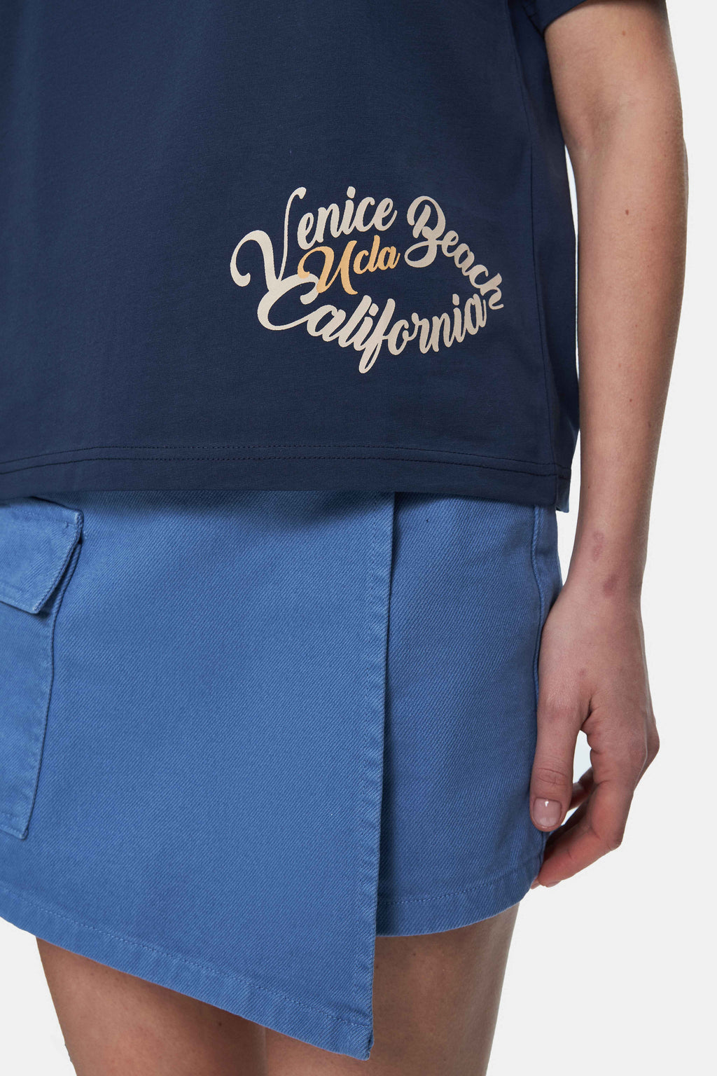 UCLA Tricou cu decolteu la baza gatului, imprimeu cu logo, regular fit, Bleumarin, ODETTE