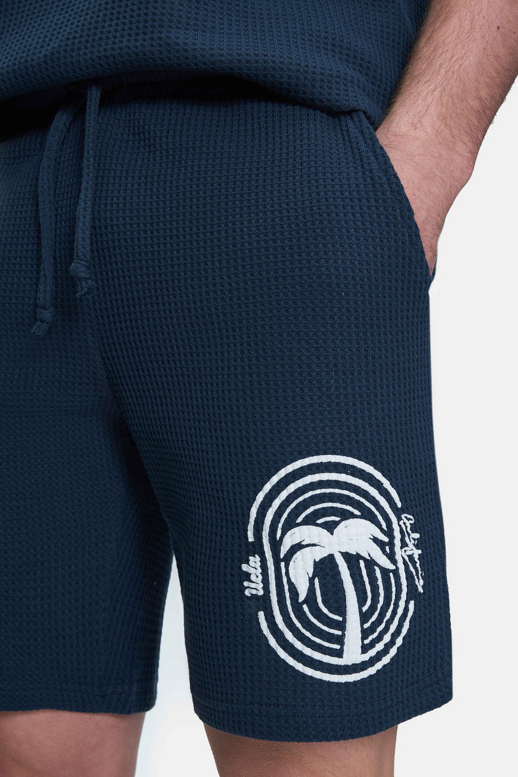UCLA Pantaloni scurti cu snur si banda elastica in talie, buzunare laterale si imprimeu cu logo discret, Bleumarin, SIERGE