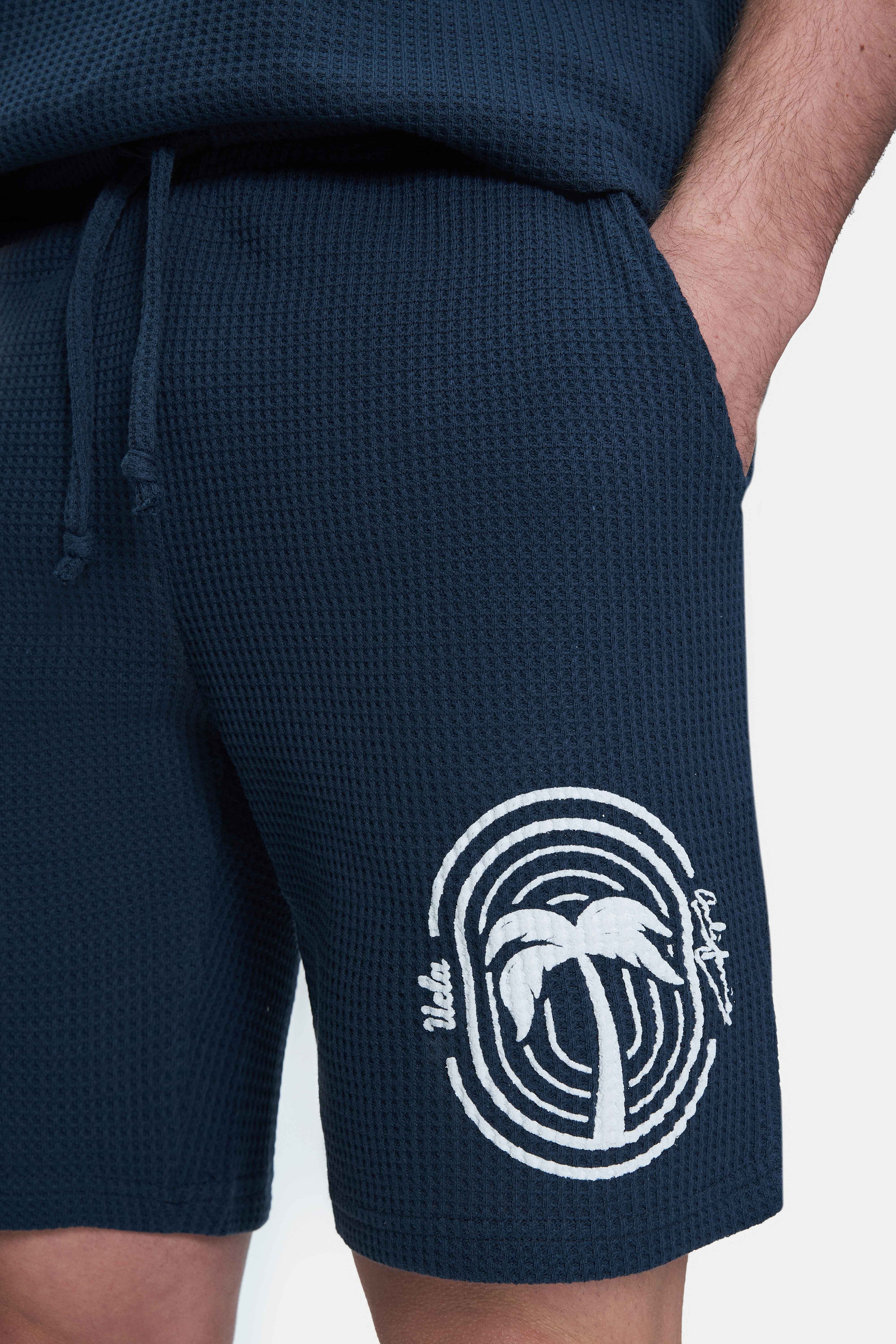 UCLA Pantaloni scurti cu snur si banda elastica in talie, buzunare laterale si imprimeu cu logo discret, Bleumarin, SIERGE