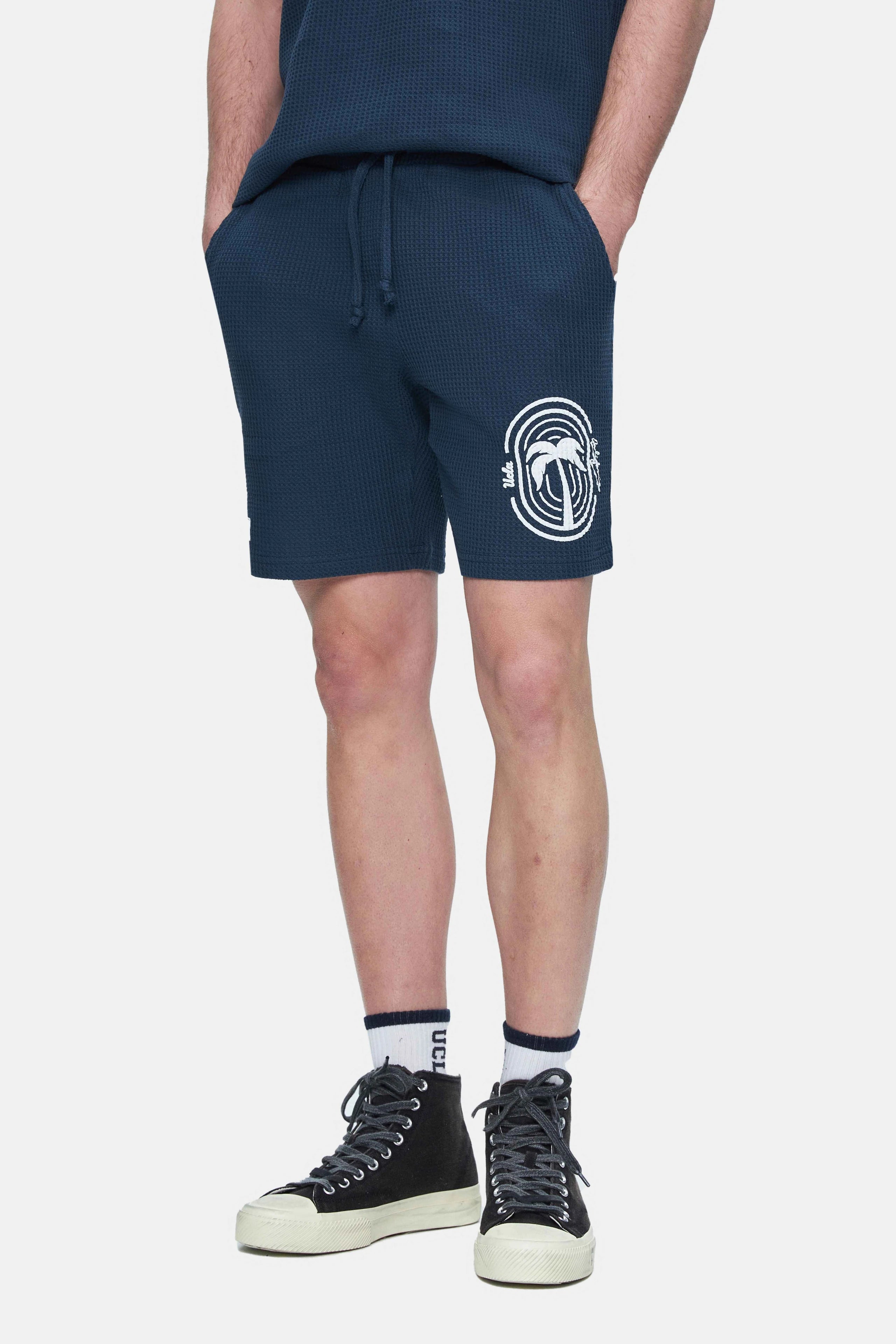 UCLA Pantaloni scurti cu snur si banda elastica in talie, buzunare laterale si imprimeu cu logo discret, Bleumarin, SIERGE